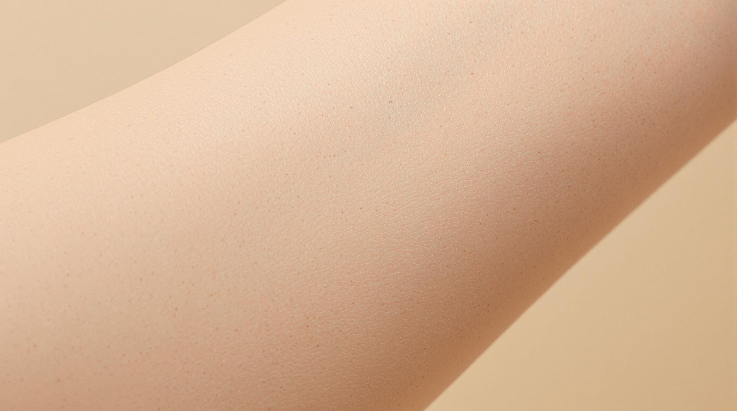 Comprendre et traiter la peau de fraise sur les bras - Beaute Lumiere